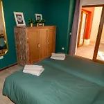 V8 Villa *